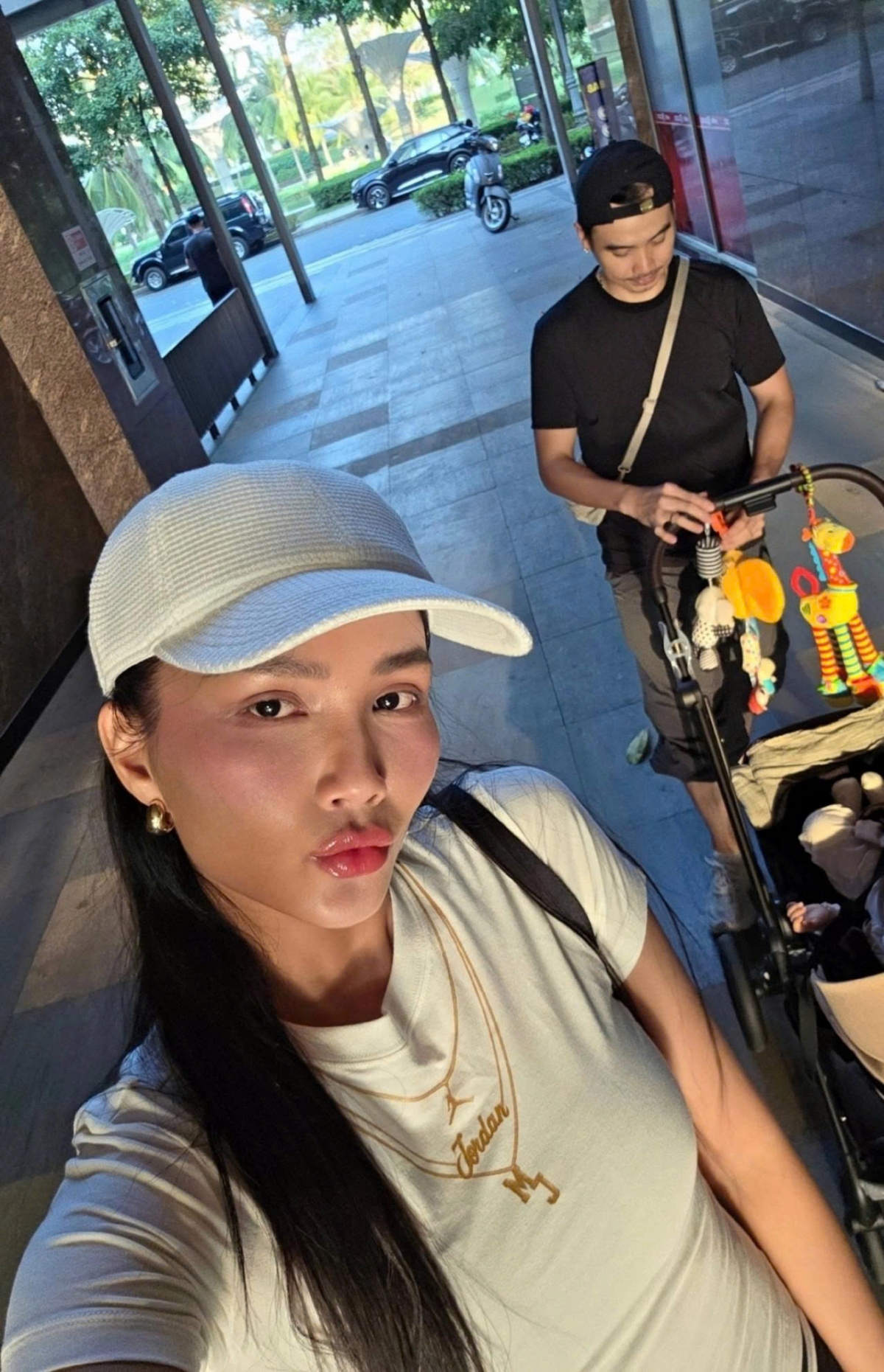 Hoa hậu H'Hen Niê nhí nhảnh cùng chồng đưa con đi dạo phố.