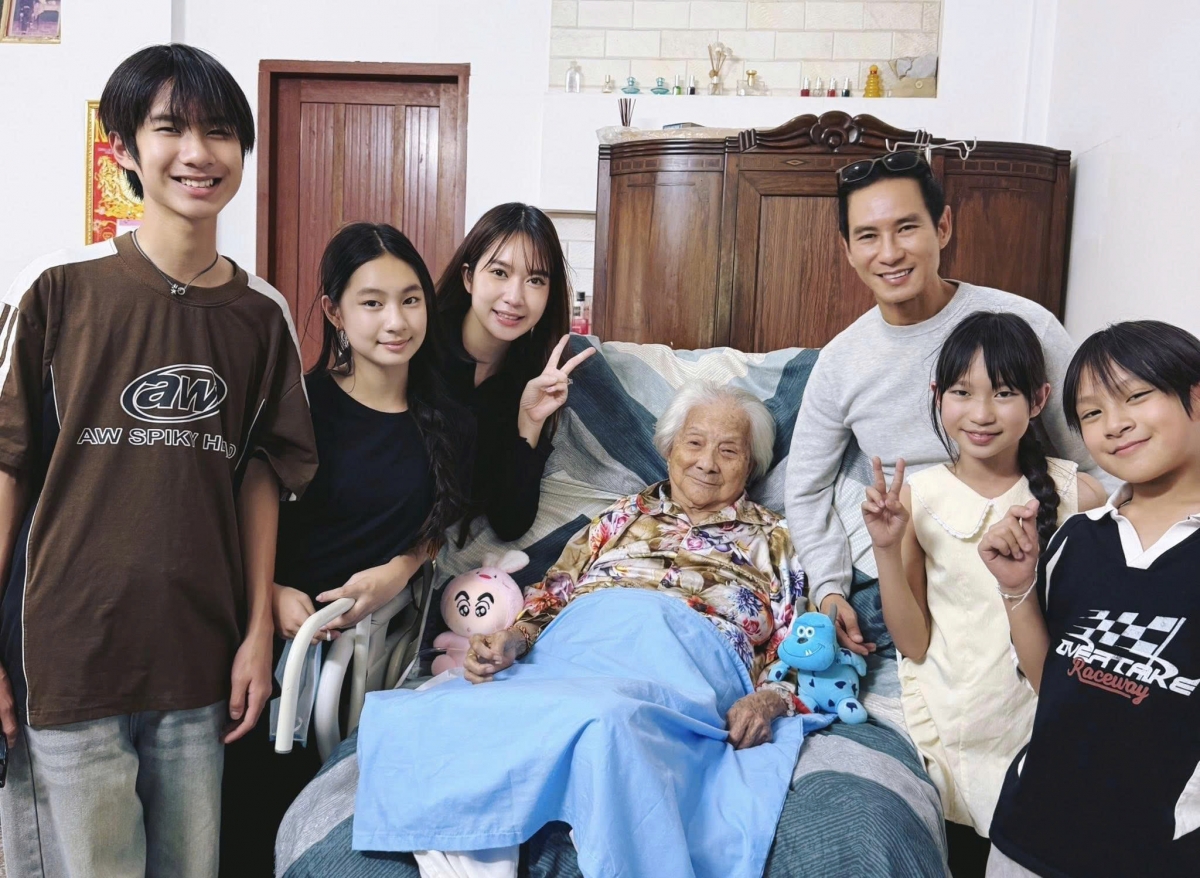 Gia đình đạo diễn Lý Hải và Minh Hà cùng 4 con Rio, Cherry, Sunny và Mio về quê tại Mỹ Tho để thăm bà nội.