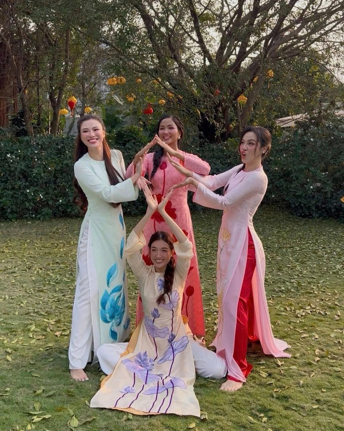 Dàn người đẹp gồm hoa hậu H'Hen Niê, á hậu Kim Duyên, Thủy Tiên, Lệ Hằng tạo dáng nghịch ngợm khi đi chụp hình.