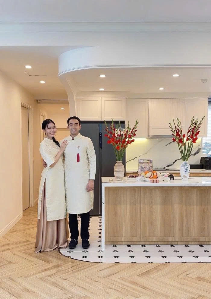 Á hậu Phương Anh chia sẻ hình ảnh chụp cùng chồng trong những ngày giáp Tết. Kèm theo hình ảnh, Phương Anh viết: “Ngày tiễn ông Táo về trời. Mong bếp ấm, nhà yên, một năm đủ đầy bình an”.