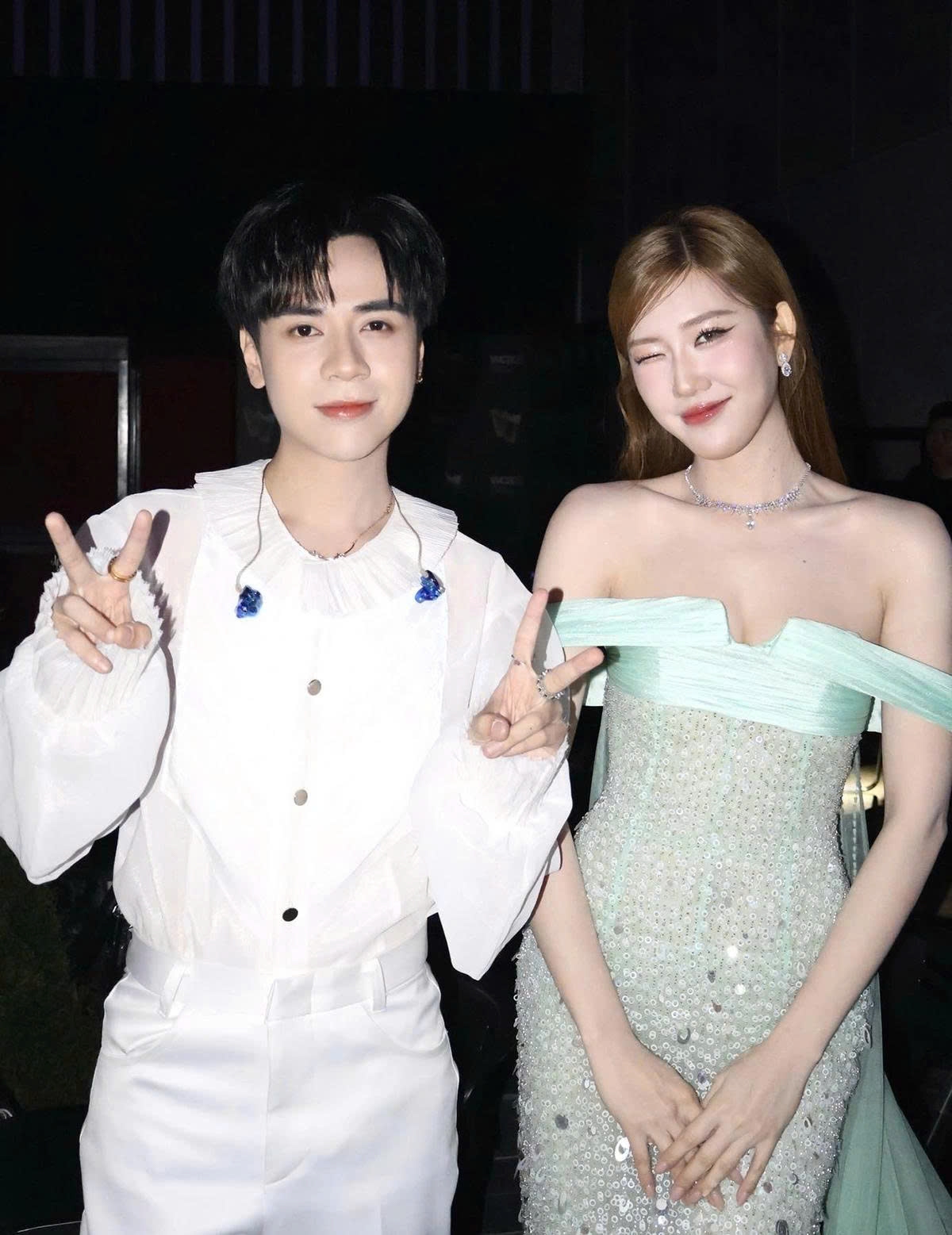 Thúy Ngân hội ngộ Quang Hùng MasterD trong hậu trường một lễ trao giải.