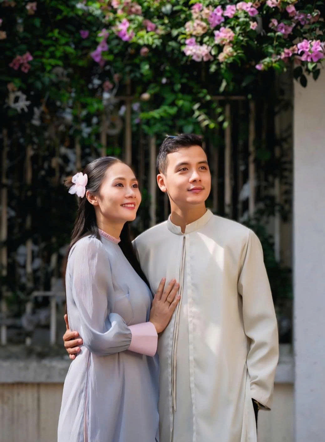 Vợ chồng Thanh Hiền tình tứ sánh đôi du xuân sớm và chụp ảnh mừng Tết Bính Ngọ.