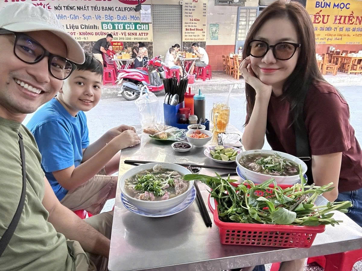 Gia đình Huỳnh Đông - Ái Châu hào hứng thưởng thức phở ở một quán bình dân khi về nước đón Tết.