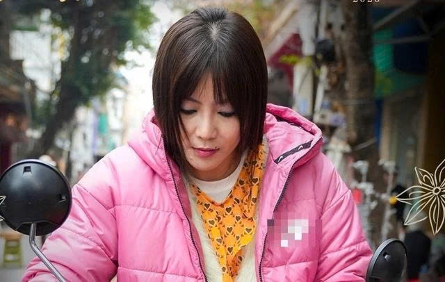 Trong "Mùi phở", nữ diễn viên Thanh Hương vào vai Kiều - nhân vật được xây dựng với màu sắc khác lạ so với hình ảnh quen thuộc của cô trên màn ảnh nhỏ. Kiều không sở hữu ngoại hình quá nổi bật mà là vẻ đẹp khiến người đối diện bị cuốn theo cách riêng. (Trong ảnh: Tạo hình của Thanh Hương trong phim "Mùi phở").