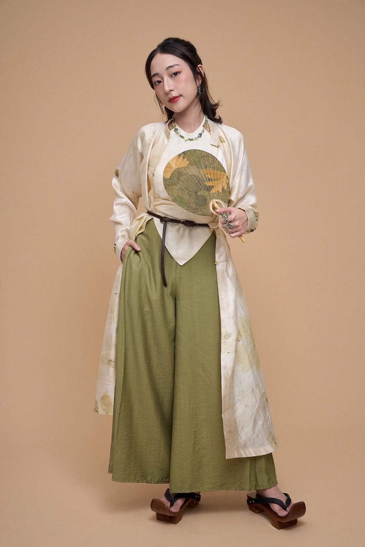 Áo ngũ thân tay chẽn thời Nguyễn được thiết kế gọn gàng, thuận tiện, dễ ứng dụng trong sinh hoạt đời sống thường nhật