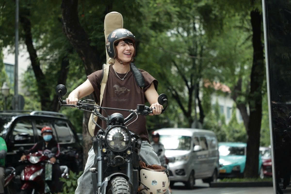 Anh Tú Atus mang đến hình ảnh một chàng trai trẻ trung, gần gũi, có phần tinh nghịch trong "Nhà ba tôi một phòng"