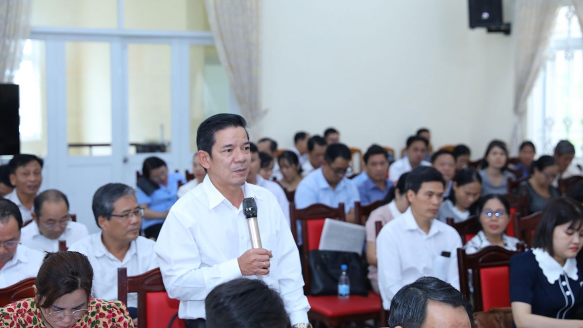 Đại biểu phát biểu ý kiến cho danh sách chính thức những người ứng cử đại biểu Quốc hội, HĐND. Ảnh: HA