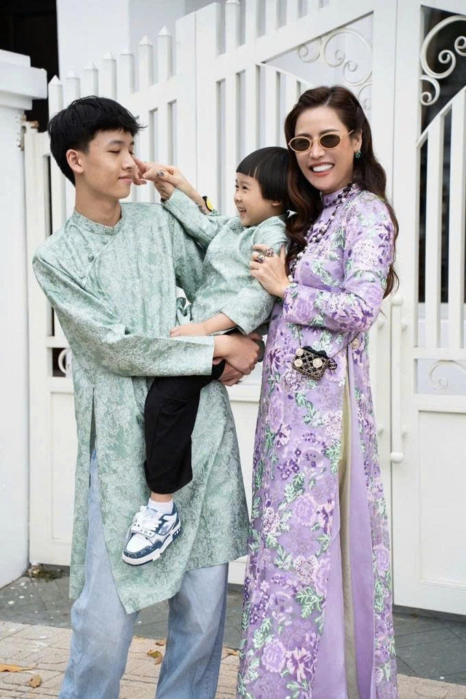 Ca sĩ Quế Vân cùng hai con trai diện áo dài dạo phố ở quê nhà Bắc Ninh (Bắc Giang cũ) trong những ngày cuối năm.