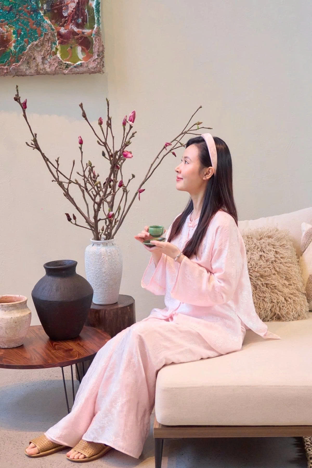 Diễn viên Midu khoe không gian biệt thự ngập hoa đào, mộc lan, tuyết mai, hoàn tất việc trang hoàng nhà cửa sẵn sàng đón Tết.