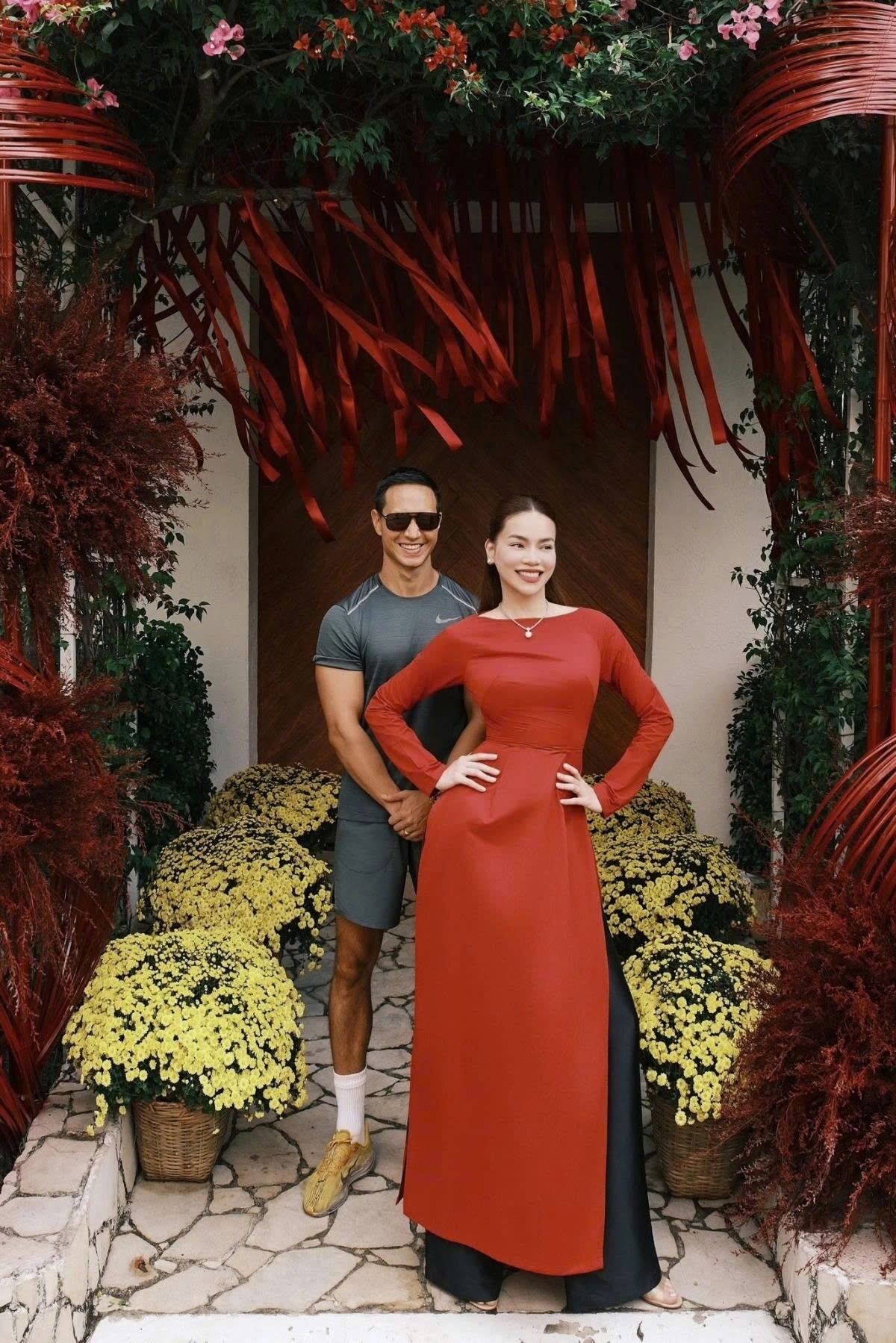 Ca sĩ Hồ Ngọc Hà và ông xã Kim Lý biến cổng biệt thự thành điểm chụp hình mỗi dịp Tết với cách bài trí công phu theo phong cách truyền thống Á Đông. Bà mẹ ba con tranh thủ diện áo dài, check-in trước cổng biệt thự - điểm chụp ảnh yêu thích của cô mỗi khi Tết về.