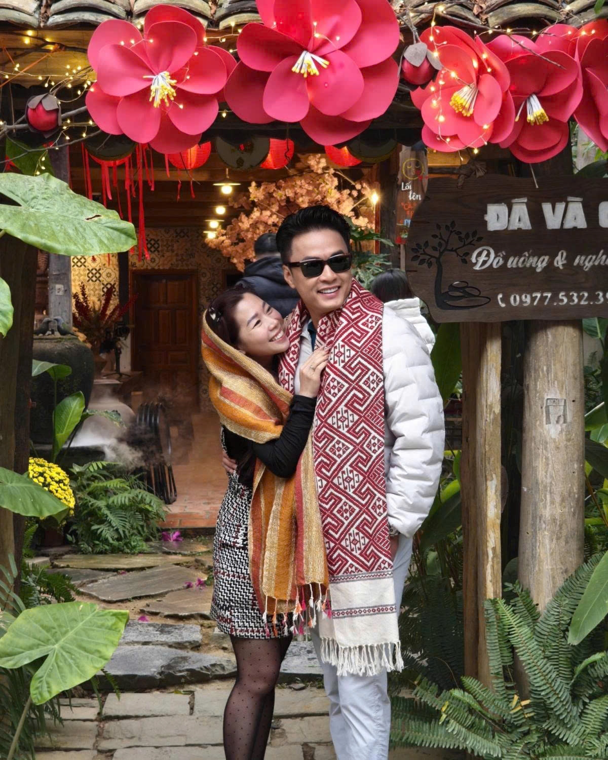 Diễn viên Hồng Đăng tranh thủ đưa bà xã đi cà phê, dạo ngắm phố phường dịp cuối năm.