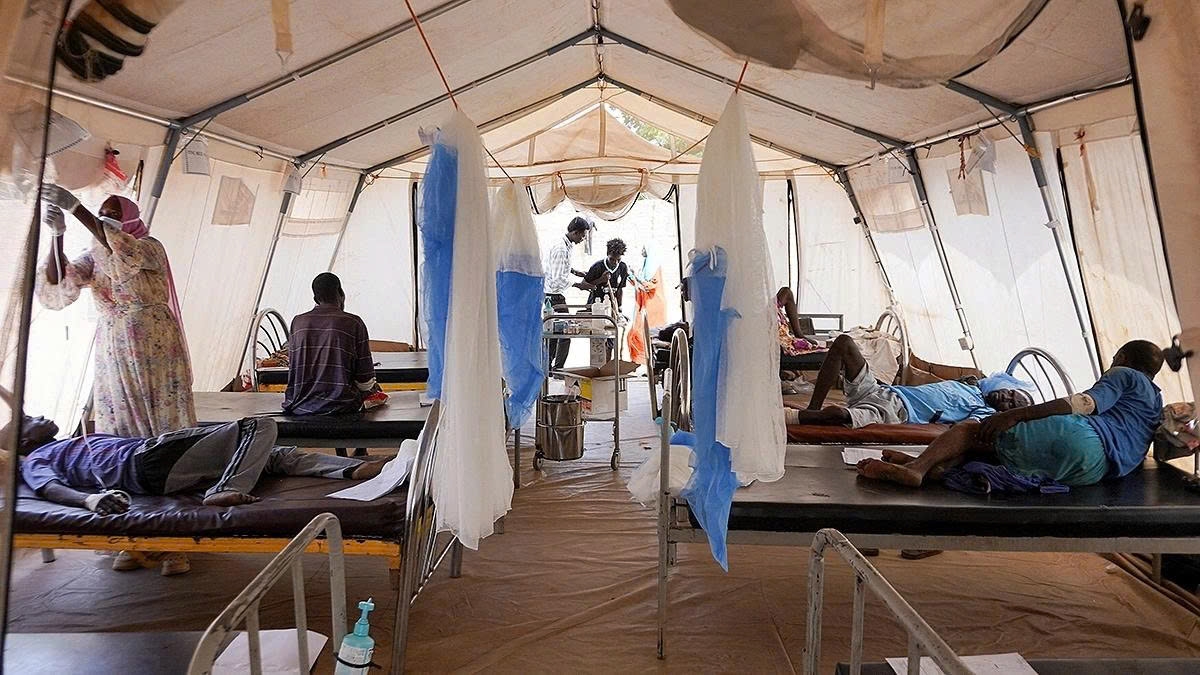 Người dân Sudan bị thương và đang chạy trốn khỏi bạo lực ở al-Fashir được điều trị bởi Bác sĩ không biên giới (MSF) tại Tawila. Ảnh: Reuters