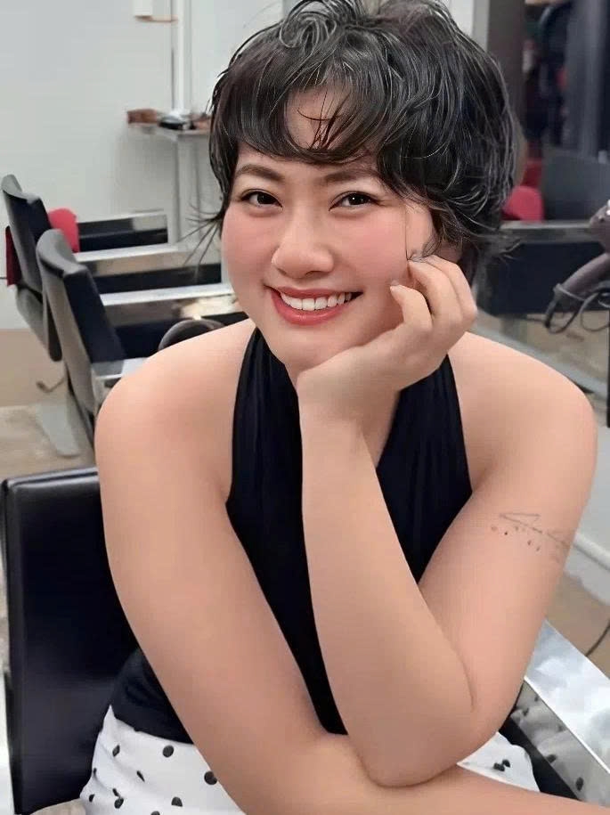 Ngọc Lan được khán giả khen xinh đẹp, tràn đầy sức sống khi xuất hiện trong buổi livestream của một cửa hàng làm tóc.