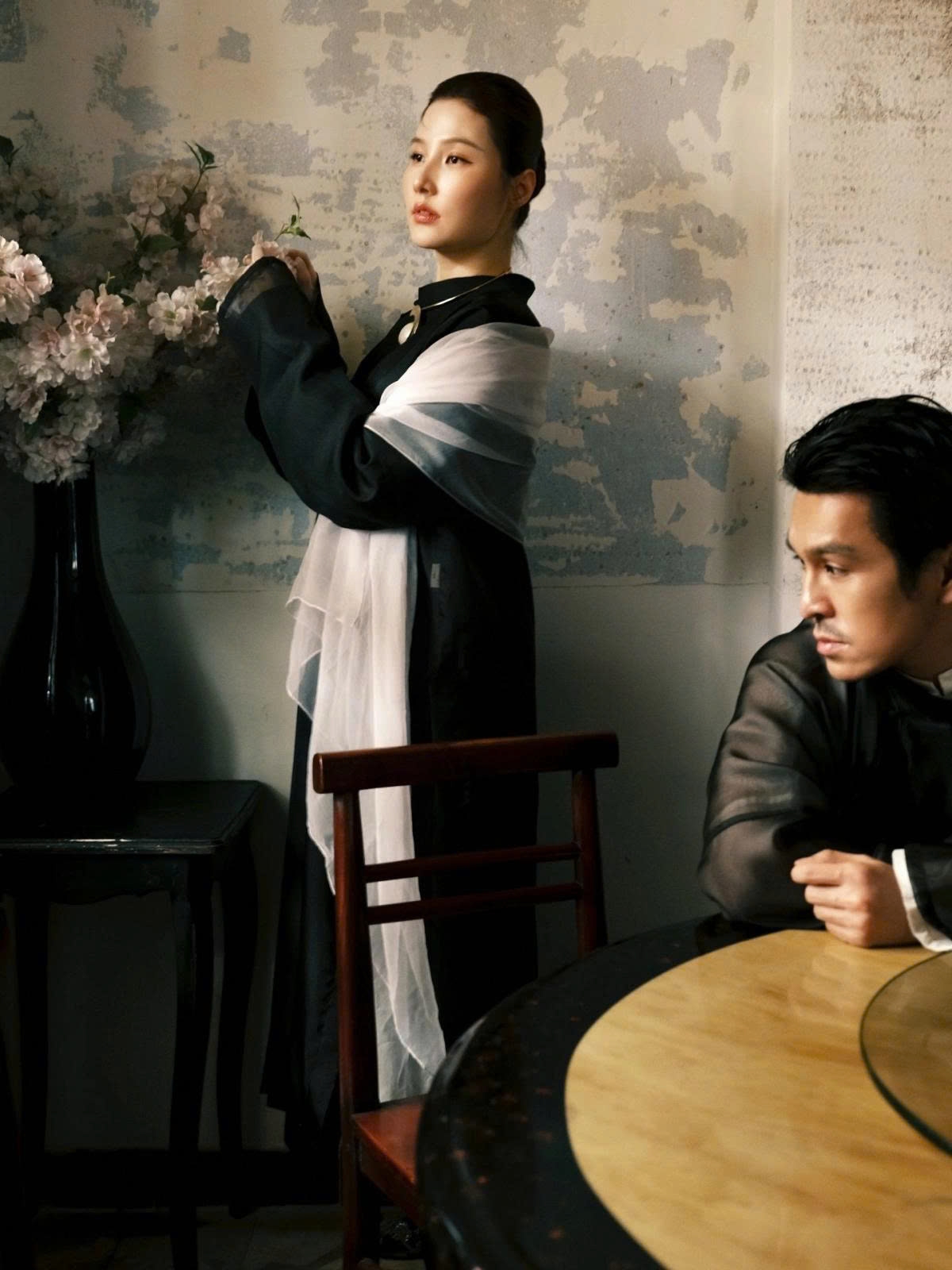 Đôi bạn thân Diễm My 9X và Thiên Minh thực hiện bộ ảnh mang phong cách cổ điển, với trang phục áo dài lụa đen trắng.