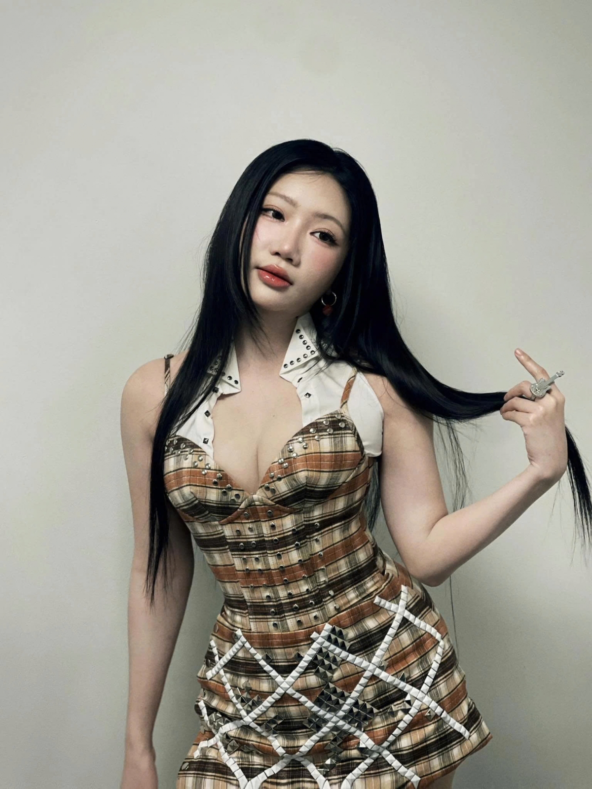 Trước nghi vấn mới nâng cấp vòng một hoặc đang mang thai, Orange khẳng định cô chỉ tăng cân. “Dạo này em ăn uống bon mồm nên tăng cân thôi cả nhà. Em giảm cân đây”, nữ ca sĩ viết.