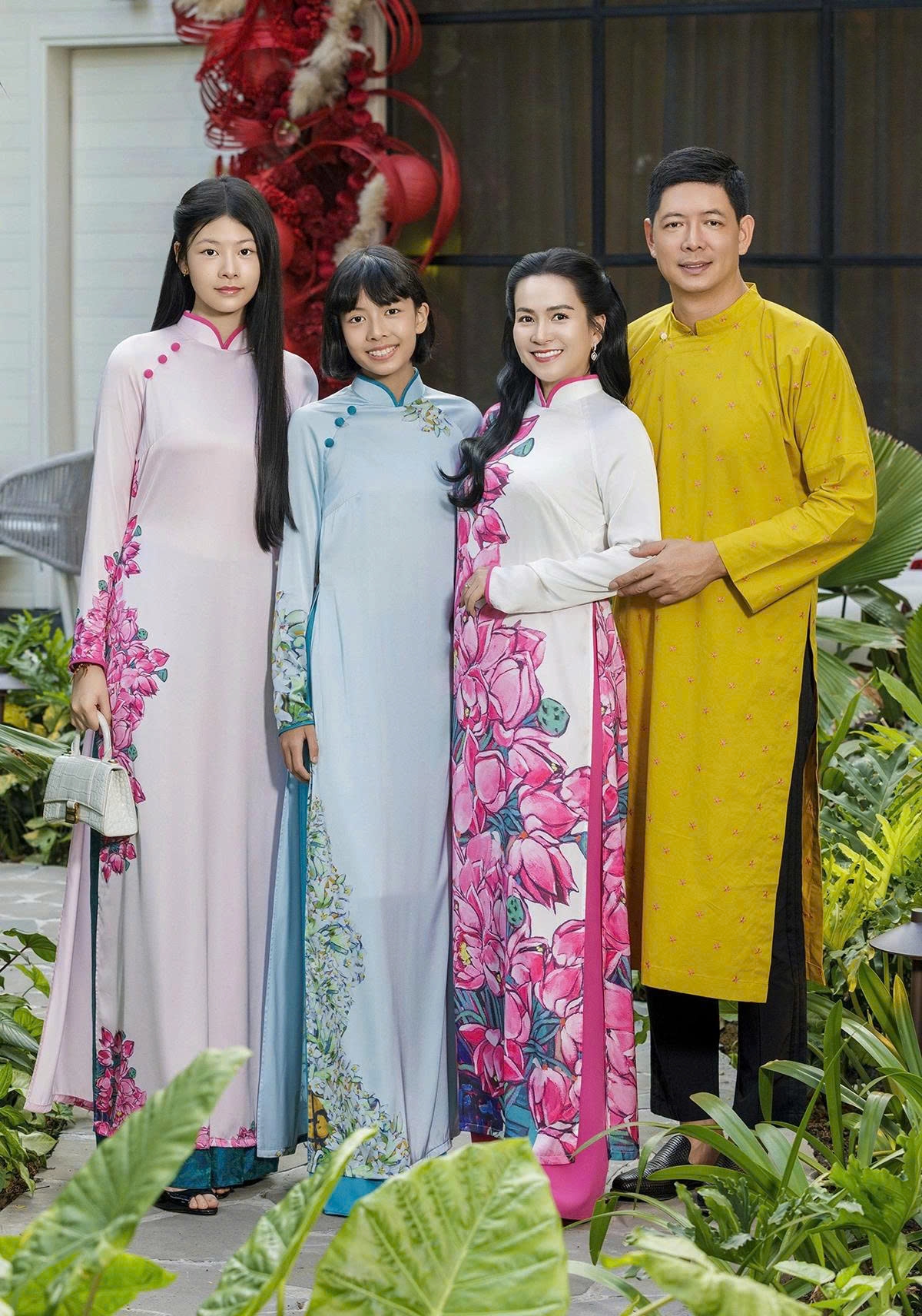 Gia đình Bình Minh diện áo dài thực hiện bộ ảnh kỷ niệm Tết Bính Ngọ. Anh Thơ - bà xã Bình Minh - mang giày cao 10 cm nhưng trông vẫn thấp nhất nhà khi chụp ảnh Tết cùng chồng con.