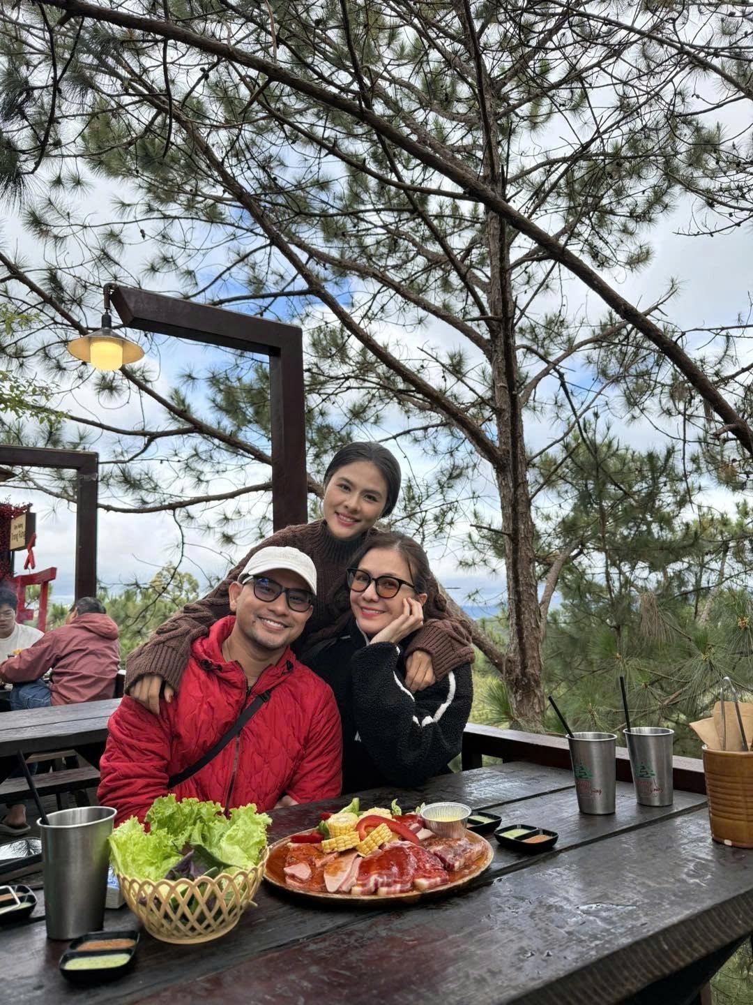 Nhân dịp vợ chồng Ái Châu và Huỳnh Đông về nước, Vân Trang rủ hai người đi dã ngoại tại Đà Lạt để tận hưởng không khí mùa xuân.