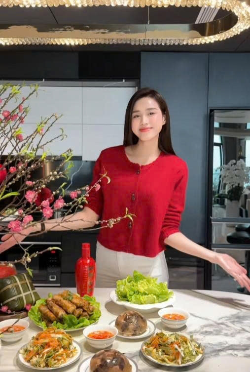 Hoa hậu Đỗ Thị Hà chia sẻ clip ghi lại cảnh vào bếp làm mâm cỗ cúng hay cắm hoa, trang hoàng tổ ấm những ngày cận Tết Nguyên đán. Người đẹp bày biện các món truyền thống như nem rán, thịt đông, canh hầm, miến hấp giò chả, bánh chưng, gà luộc…