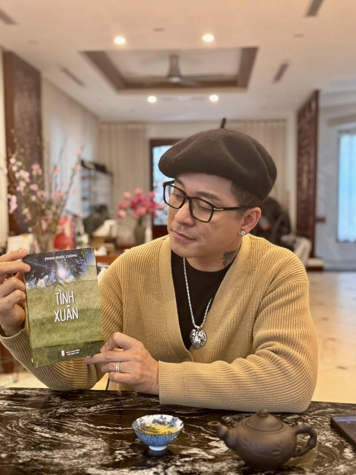 Tuấn Hưng chuẩn bị đón Tết Nguyên đán trong không gian ngập tràn sắc xuân. Nam ca sĩ được bạn bè, đồng nghiệp gửi tặng nhiều món quà Tết như cúc vàng, đào bích, chậu cảnh, thơ… Anh bày tỏ: “Tết đến là chỉ ở nhà sắp xếp dọn dẹp và bày những gì anh chị em thân thương biếu tặng”.