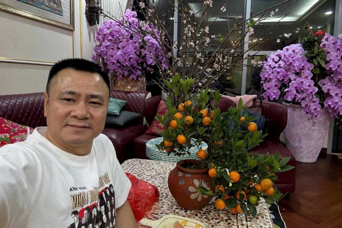 Những ngày giáp Tết Bính Ngọ, NSND Tự Long trang hoàng nhà cửa với hoa đào, hoa lan, quất vàng. Anh chia sẻ bài thơ ngắn: “Việc nhà đã xong, Tết đã về nhà/ Khép lại một năm đầy ý nghĩa/ Táo Quân đã lên báo cáo/ Bính Ngọ mã đáo thành công”.