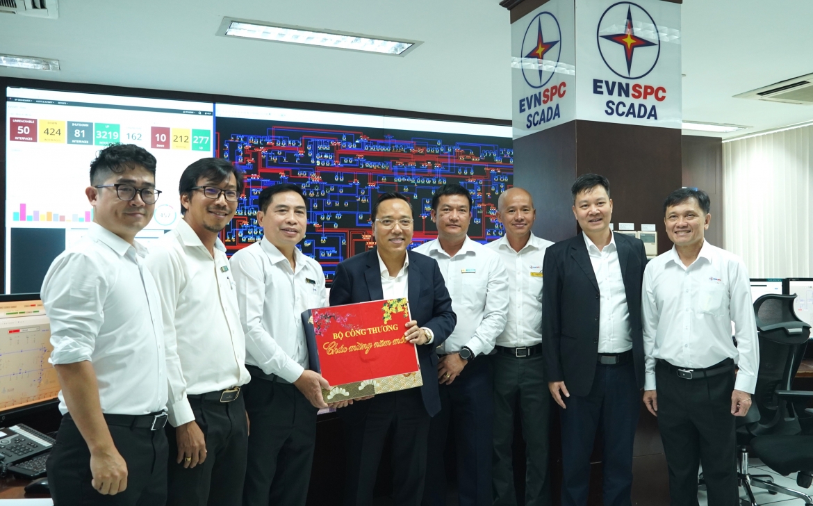 
Thứ trưởng Bộ Công Thương Nguyễn Hoàng Long nghe Trung tâm Điều hành SCADA EVNSPC báo cáo công tác vận hành hệ thống điện