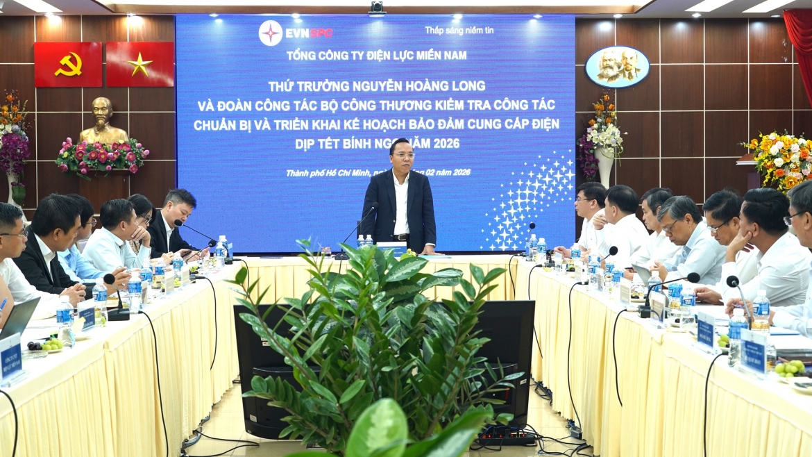 Thứ trưởng Bộ Công Thương Nguyễn Hoàng Long tặng quà chúc mừng năm mới Trung tâm Điều hành SCADA