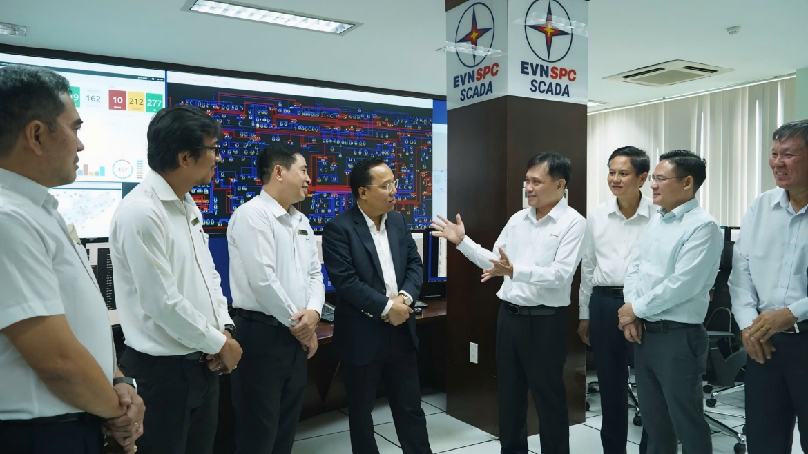 Thứ trưởng Bộ Công Thương Nguyễn Hoàng Long nghe Trung tâm Điều hành SCADA EVNSPC báo cáo công tác vận hành hệ thống điện