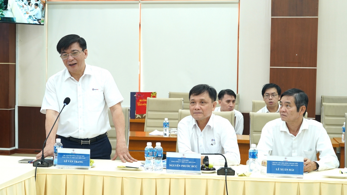 Chủ tịch HĐTV EVNSPC Lê Văn Trang báo cáo tại buổi làm việc