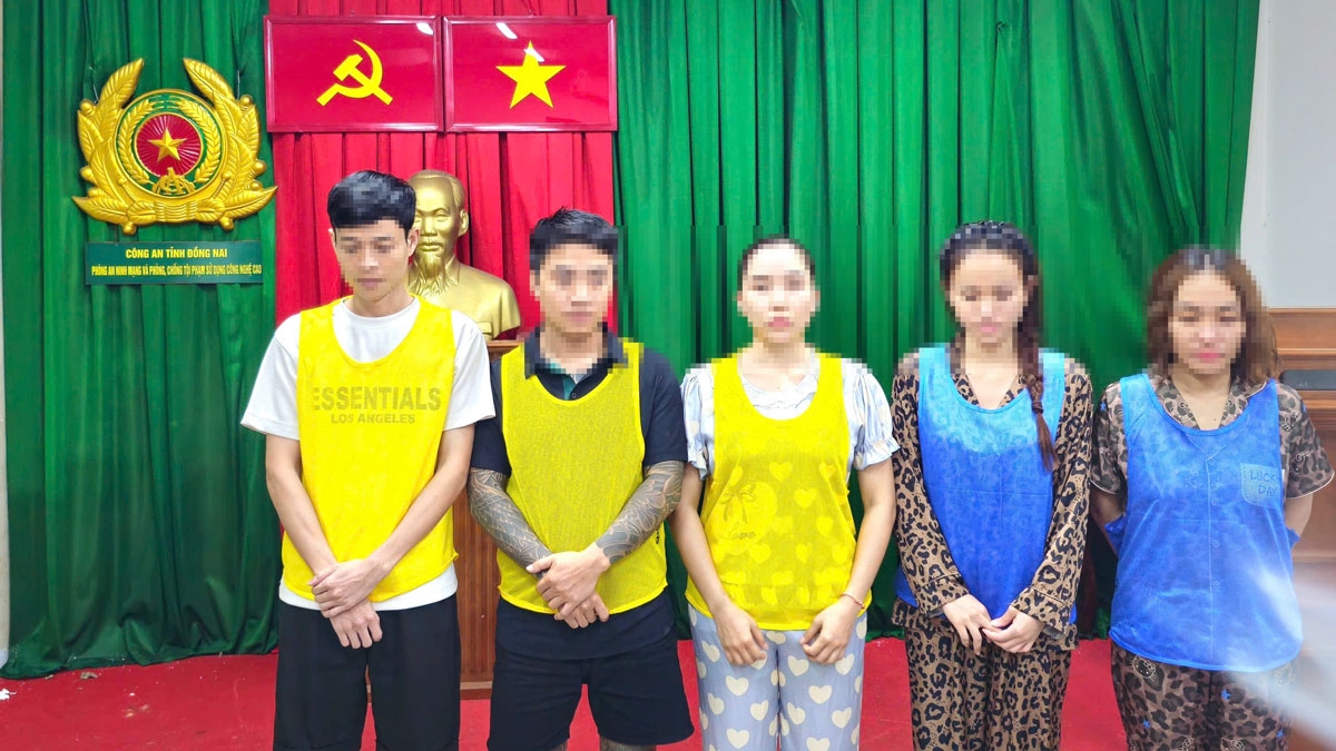 Các đối tượng trong đường dây lừa đảo bị bắt giữ - Ảnh: CA