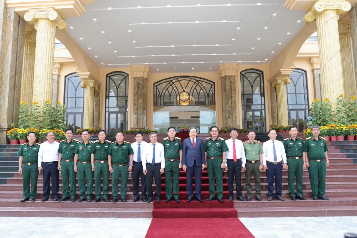 Chủ tịch Quốc hội Trần Thanh Mẫn chụp ảnh lưu niệm cùng các đại biểu. (Ảnh: Nguyễn Hành)