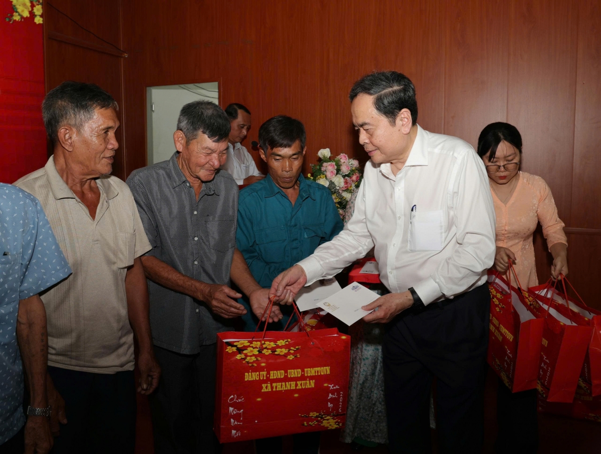 Chủ tịch Quốc hội Trần Thanh Mẫn tặng quà cho gia đình chính sách. (Ảnh: Nguyễn Hành)