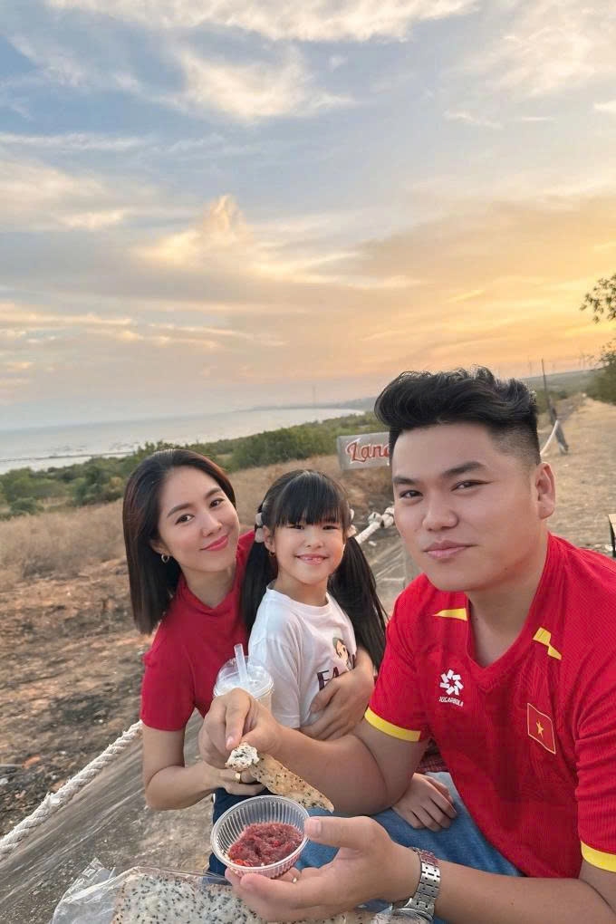 Vợ chồng Lê Phương - Trung Kiên dành thời gian trước Tết để đưa con về Bình Thuận cũ (nay là Lâm Đồng) đoàn tụ với gia đình bên nội, sau đó quay lại TP.HCM đón năm mới ở tổ ấm riêng, chúc Tết gia đình bên ngoại.