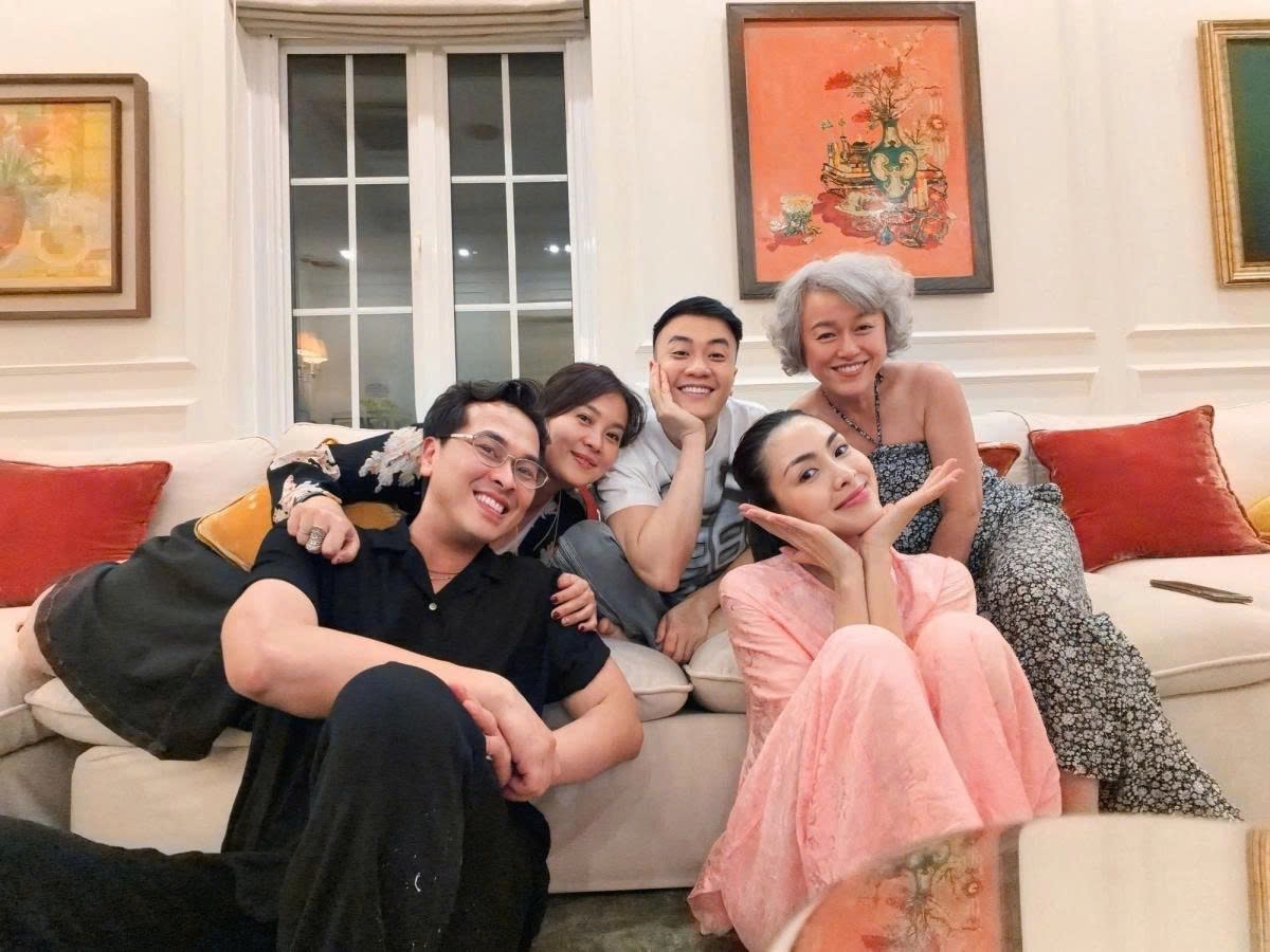 Tăng Thanh Hà hội ngộ những người bạn thân thiết gần 20 năm qua như diễn viên Lương Mạnh Hải, stylist Quang Tuyến, cựu người mẫu Minh Anh.