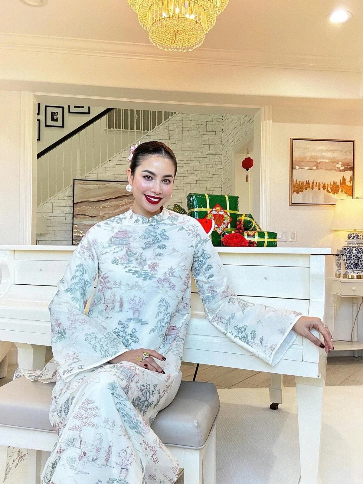 Hoa hậu Phạm Hương diện áo dài đón Tết ở Mỹ. Những ngày cận kề Tết Nguyên đán, Phạm Hương chia sẻ loạt hình ảnh trang trí căn biệt thự tại Mỹ. Từ nhiều năm trước, người đẹp đã duy trì thói quen trang trí nhà cửa vào mỗi dịp Tết.