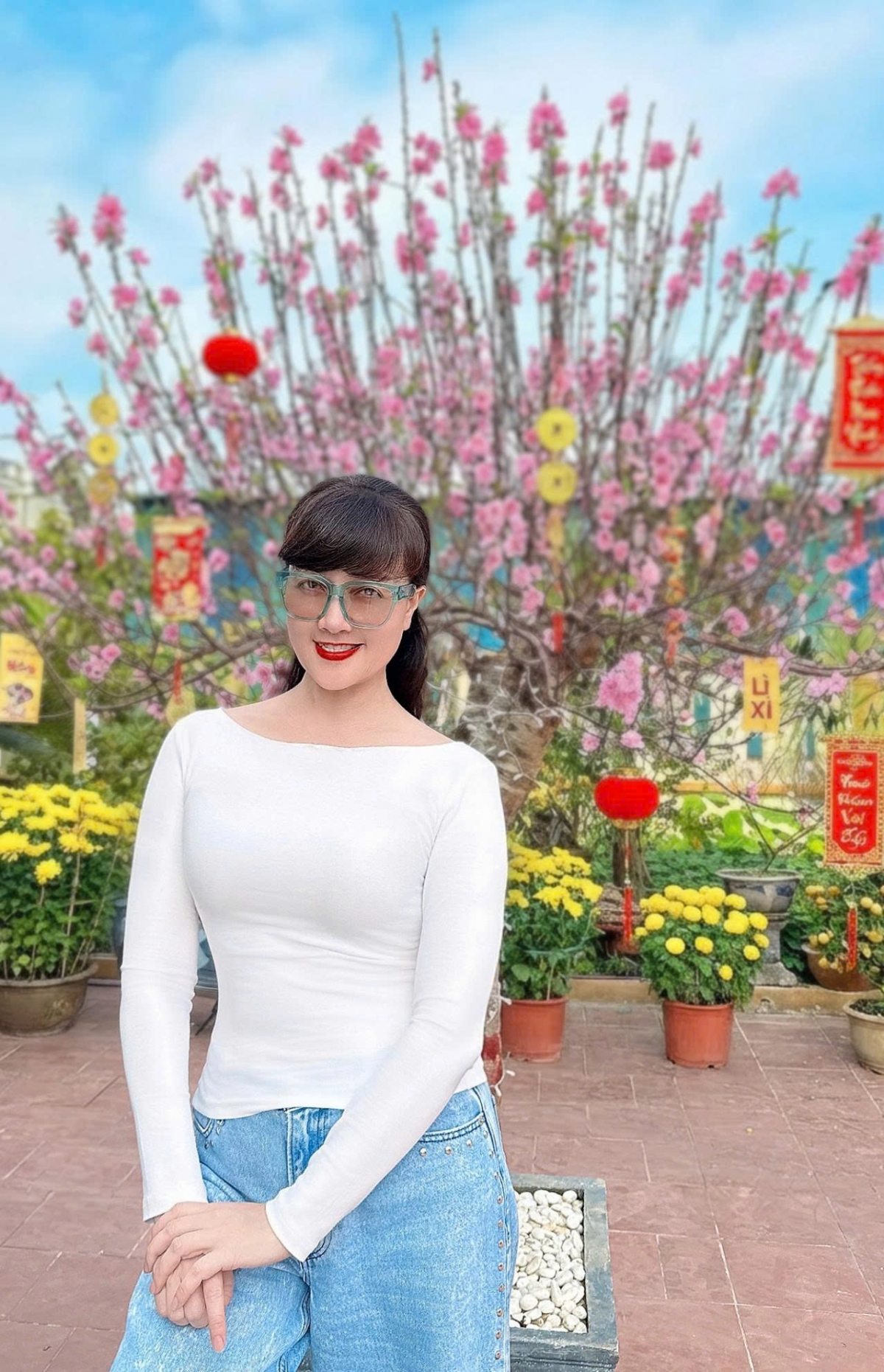 Nghệ sĩ Vân Dung ngẫu hứng làm thơ: "Tính em rất thích hoa đào / Và cũng rất thích chỗ nào ăn ngon / Phở thì 3 bát sòn sòn / Bánh chưng 5 chiếc vẫn còn thèm ghê...".