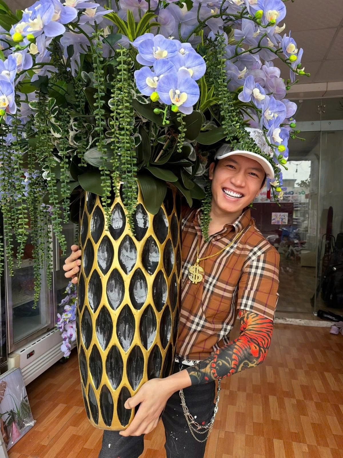 Anh Tú diện đồ phong cách “hổ báo” nhân dịp về quê đón Tết Nguyên đán.