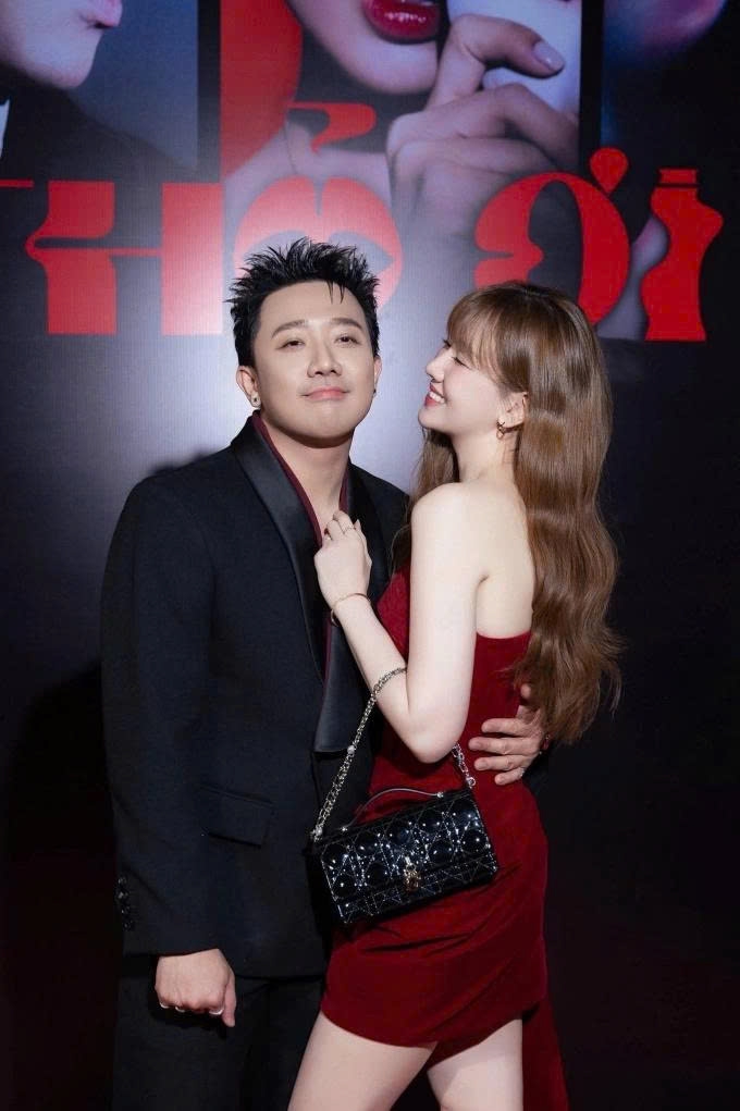 Hari Won đăng ảnh tình tứ bên ông xã Trấn Thành và cho biết sau khi xem phim "Thỏ ơi!!" do anh sản xuất và đạo diễn, cô thấy yêu chồng hơn.