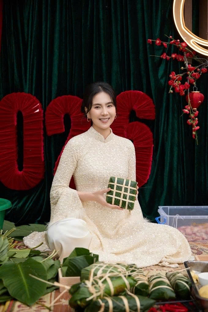 Nhà chồng Mai Ngọc tổ chức tiệc tất niên tại thành phố Bắc Ninh (Bắc Giang cũ) với nhiều hoạt động như gói bánh chưng, vẽ câu đối. Nữ MC diện áo dài chất liệu sequins, khoe vẻ quyền quý, sang trọng dự tiệc.