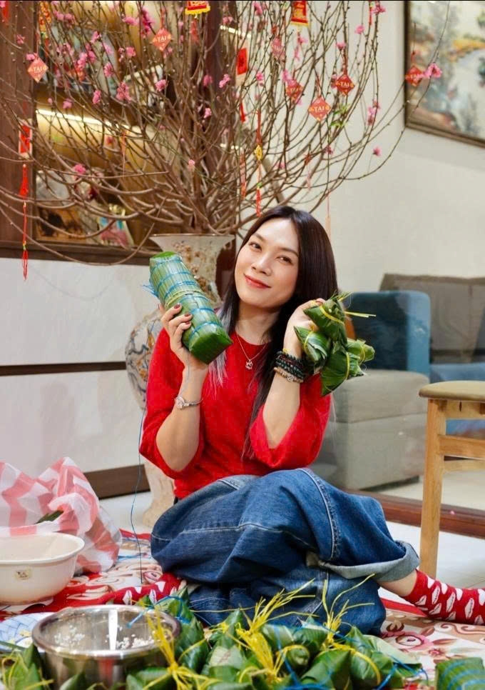 Mỹ Tâm khoe ảnh gói bánh tét tại nhà bố mẹ ở Đà Nẵng. Ca sĩ giữ thói quen về quê ăn Tết cùng gia đình suốt hàng chục năm nay.