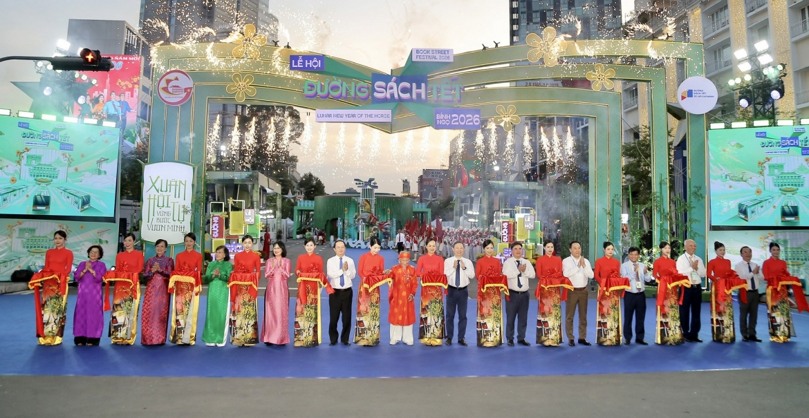 Các đại biểu cắt băng khai mạc Đường sách (ảnh: H.G)