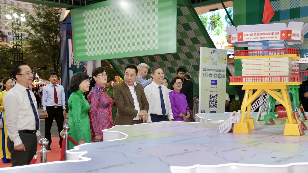 Các đại biểu tham quan đường sách