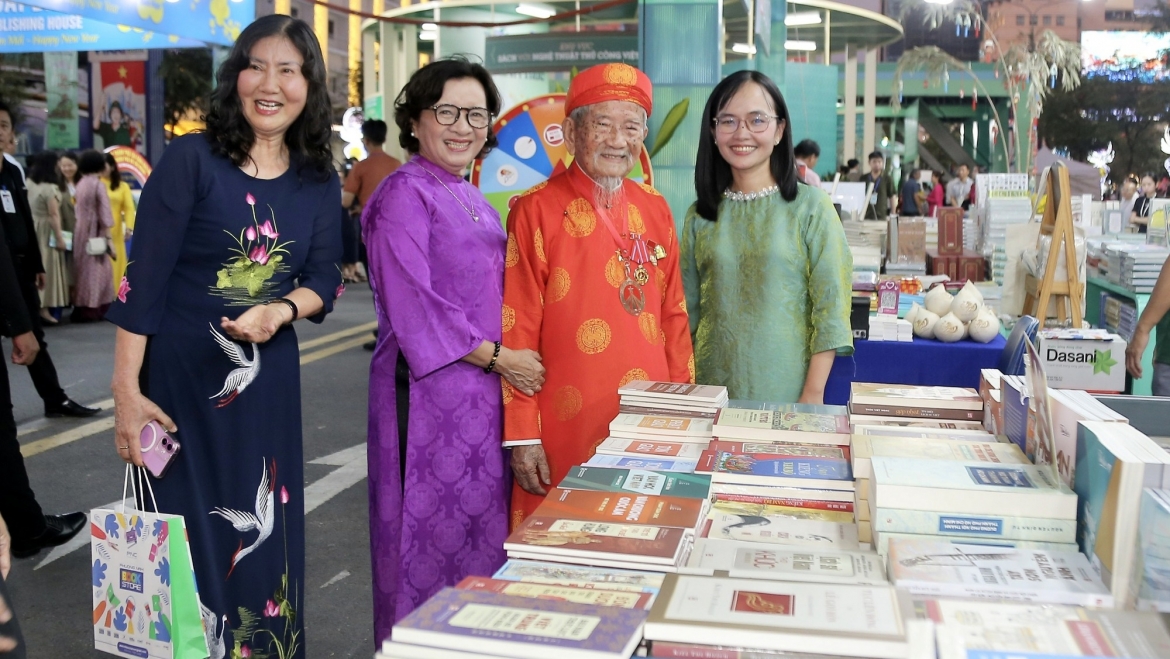 Nhà nghiên cứu Nguyễn Đình Tư, 106 tuổi, hào hứng tham quan đường sách