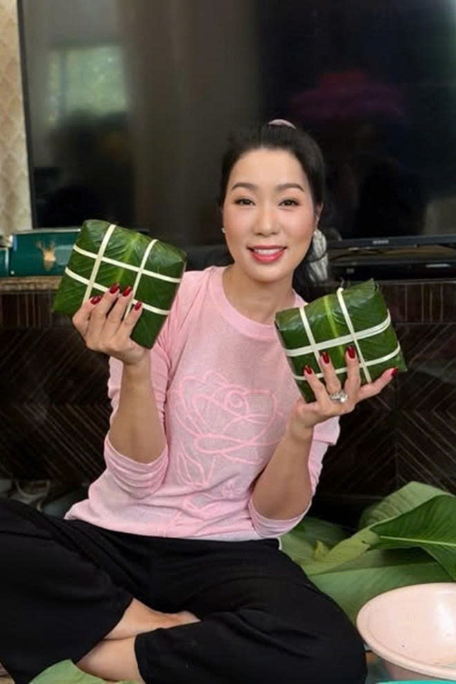 NSND Trịnh Kim Chi tự đi chọn mua lá dong - nguyên liệu làm bánh chưng. Cô tự gói bánh bằng dây lạt theo cách truyền thống.