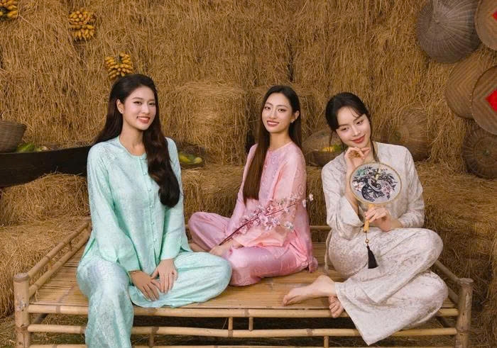 Thanh Thủy, Lương Thùy Linh và Đoàn Thiên Ân chia sẻ loạt ảnh đón Tết, nhanh chóng thu hút sự quan tâm của đông đảo khán giả. Ba người đẹp lựa chọn trang phục truyền thống với phom dáng nền nã, tông màu nhẹ nhàng.