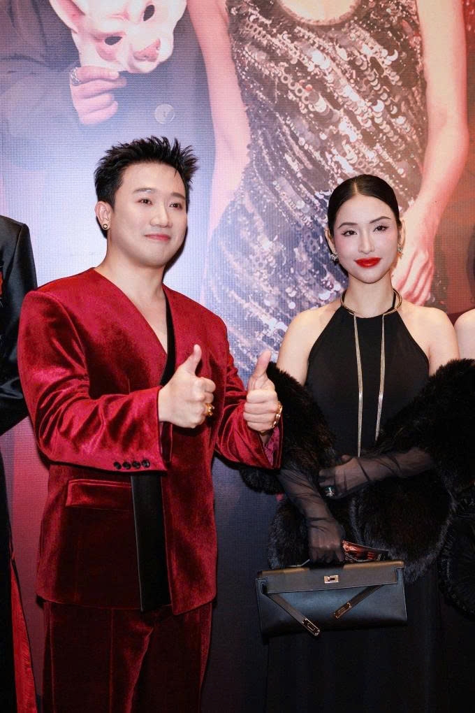 MC Trấn Thành hội ngộ người yêu cũ, người đẹp Mai Hồ, tại buổi ra mắt phim “Thỏ ơi!!” do anh làm đạo diễn. Mai Hồ chọn trang phục với thiết kế cổ yếm, phối áo choàng lông. Nam đạo diễn bày tỏ niềm cảm kích khi thấy Mai Hồ xuất hiện, mời cô chụp chung dàn diễn viên chính của phim.