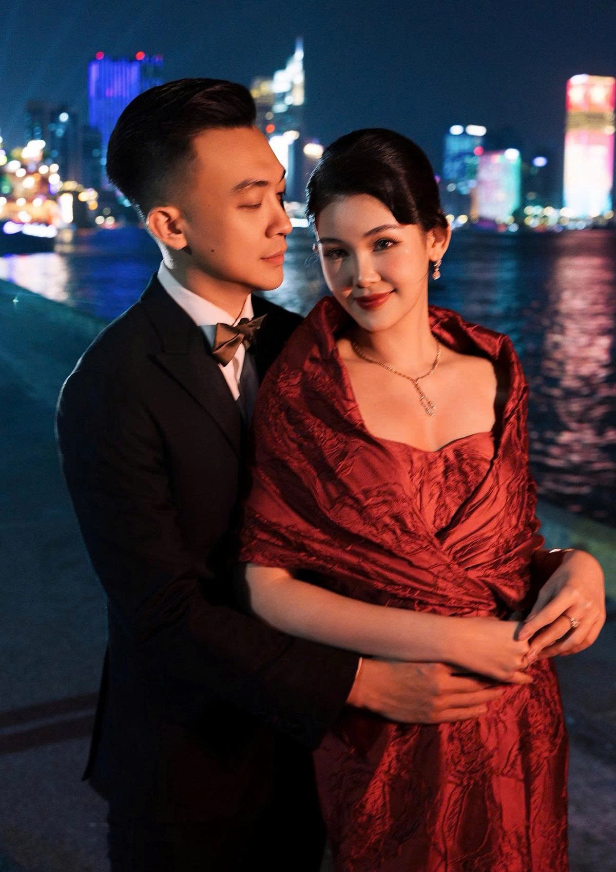 Tranh thủ con trai Tino về quê, vợ chồng Ngân Anh rủ nhau đi dạo, ngắm cảnh TP.HCM lung linh vào buổi đêm.