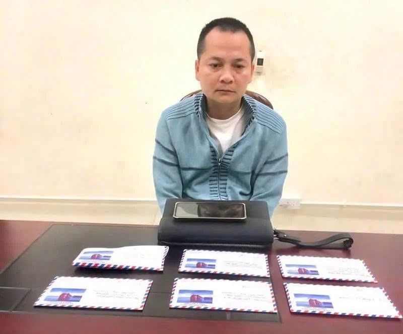 Đối tượng Hoàng Duy Cường cùng tang vật.   Ảnh:DA