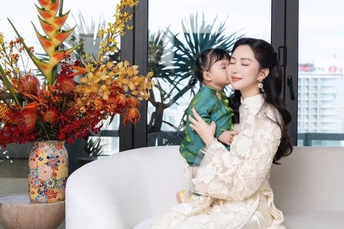 Hoa hậu Đặng Thu Thảo chia sẻ khoảnh khắc sum vầy bên gia đình và khoe diện mạo của con gái thứ ba. Em bé để tóc mái bằng, có nhiều nét giống anh trai với cặp má bánh bao bầu bĩnh, cặp mắt to tròn đen láy.