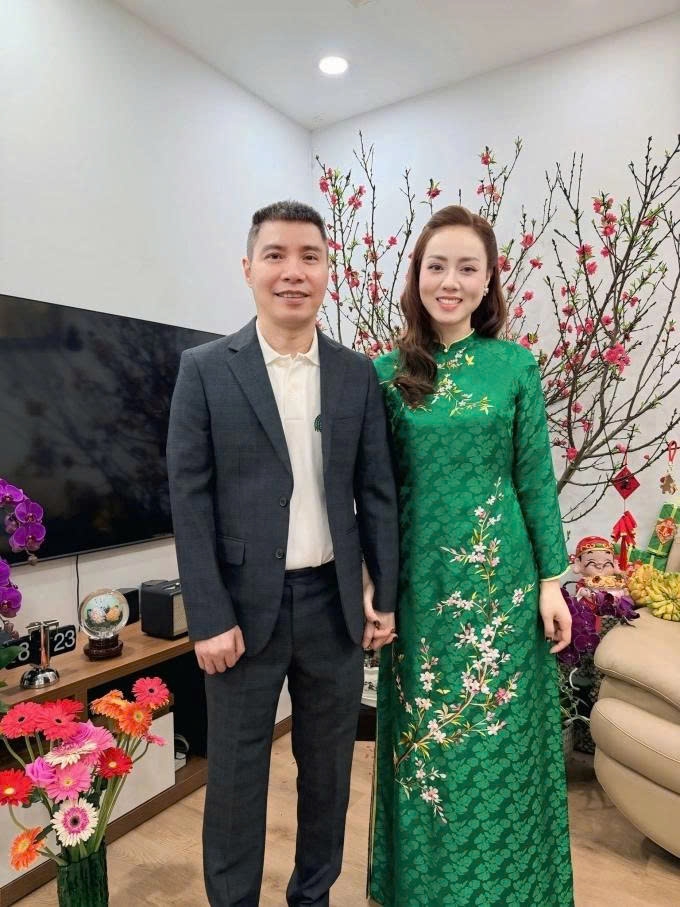 NSND Công Lý ăn diện bảnh bao du xuân cùng bà xã Ngọc Hà.