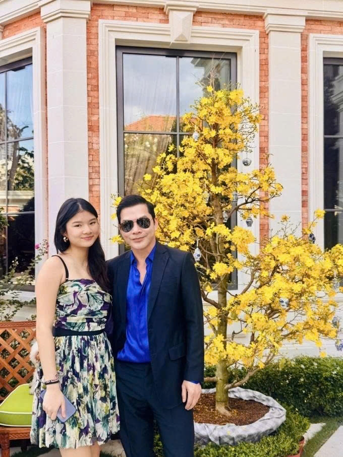 Con gái Trương Ngọc Ánh theo bố, diễn viên Trần Bảo Sơn, đi chúc Tết.